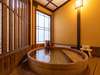 露天風呂付客室「千草」「紅梅」は丸型で大きな総桧造りの露天風呂