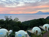 夕焼けの富士山とグランピングドーム
