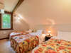 *部屋一例（コテージタイプ1）／寝室は2部屋、こちらはシングルベッド3台ございます。