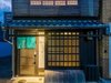 。京都一の繁華街である「四条」近くの町家（町屋）をリノベーションした一日一組限定の一棟貸し宿泊施設。