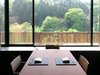 食事処「茶寮」。伊香保の自然を望むテーブル席もご用意しております。