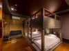 ・【205／客室内】シングル+ダブルの二段ベッドを設置した、遊び心のある壁紙が特徴的なお部屋