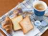 『パンとコーヒー』を軽朝食として無料で提供しております。