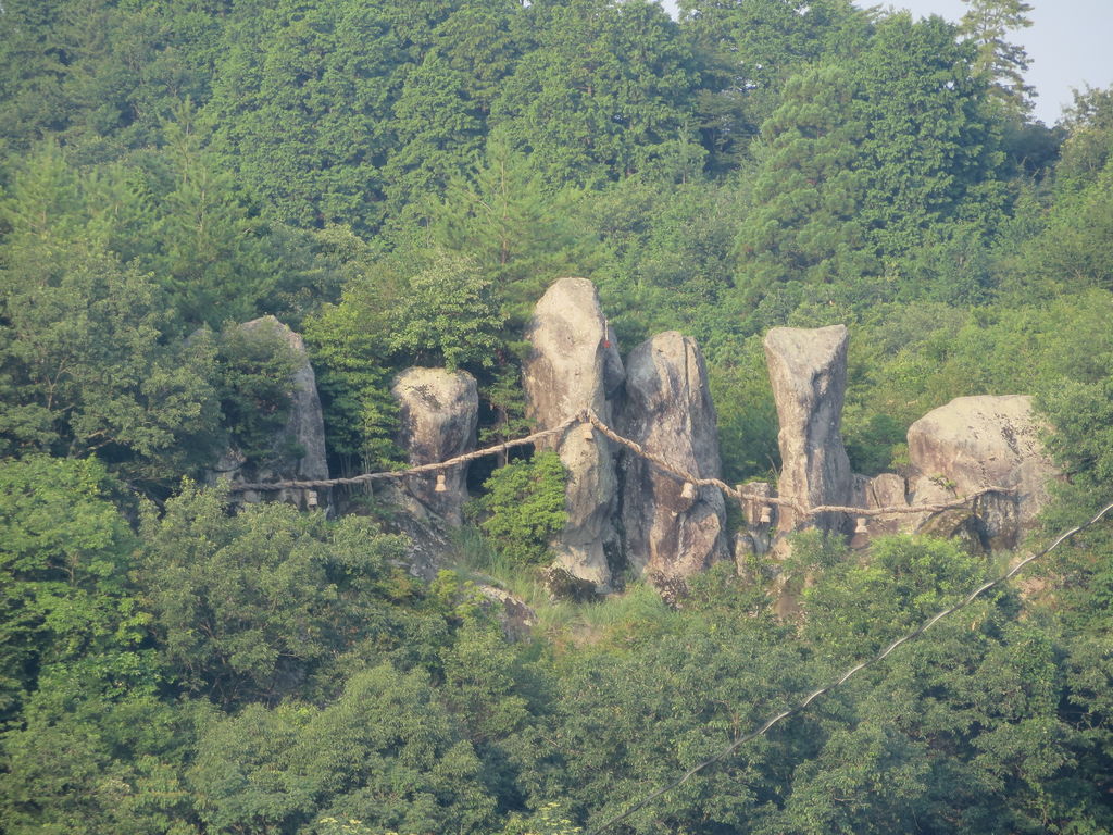 面白い形で岩が露出しています 東奥山七福神の口コミ じゃらんnet