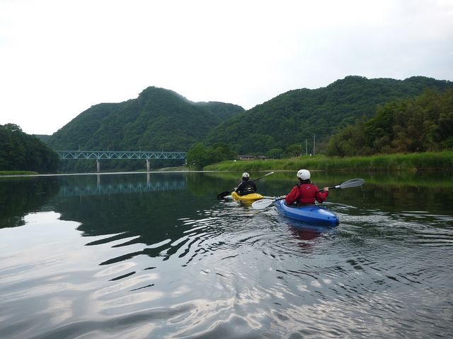 【那珂川1日カヌー】カヤックが初めての方からご参加いただけます。簡単な操作の練習後那珂川を川下り。ランチ付きで1日たっぷりカヌーを自然を満喫しましょう。