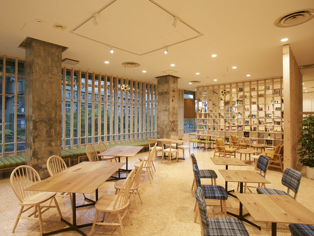YUMORIの開放的なカフェラウンジ
