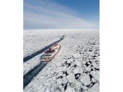 流氷観光砕氷船「おーろら」運航の写真1