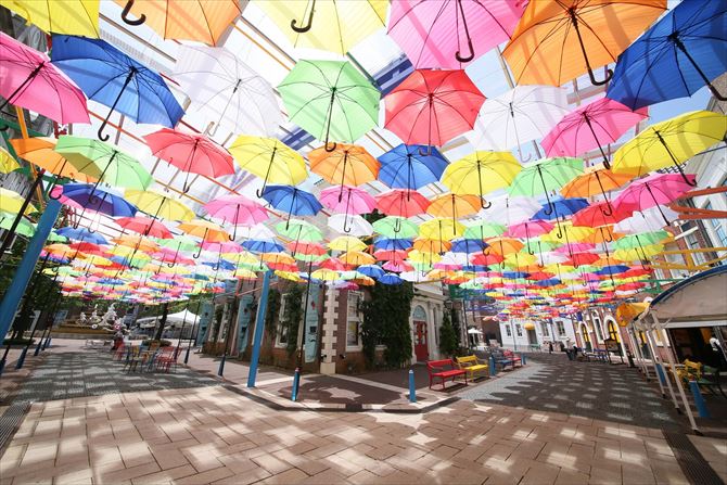 カラフルな傘が空を彩る絶景 フォトジェニックなアンブレラスカイ3選 全国 じゃらんニュース