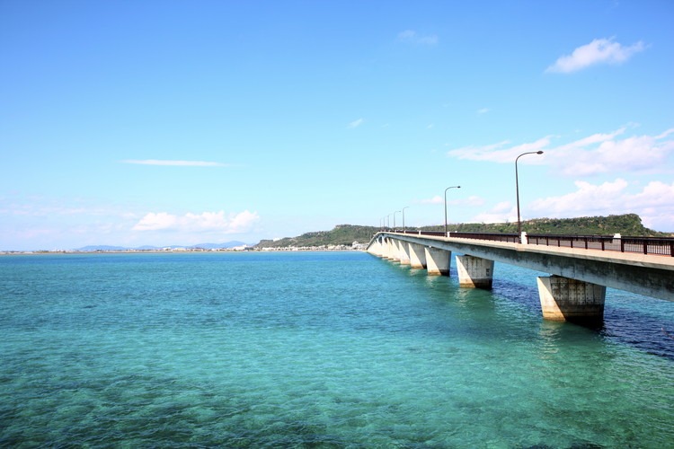 沖縄 海中道路で島を巡るドライブコース 海と離島の絶景を堪能 じゃらんレンタカードライブガイド