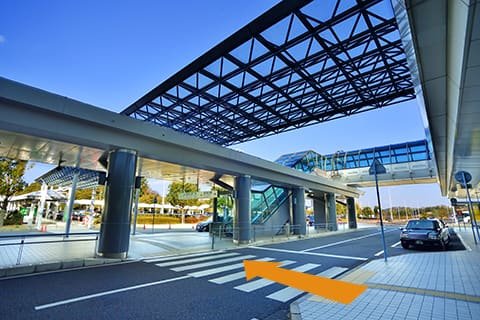 広島空港レンタカー送迎バス乗り場への横断歩道
