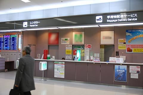 羽田空港国内線第1ターミナル南ウィング3つ目のレンタカー受付カウンター