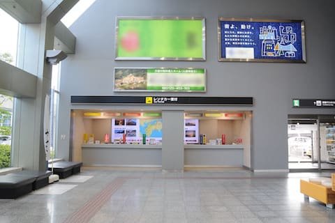松山空港ターミナルレンタカー受付カウンター