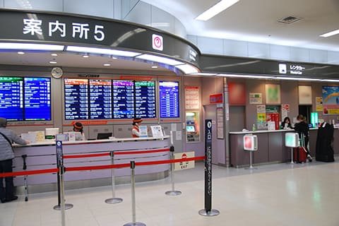 羽田空港国内線第1ターミナル北ウィング1つ目のレンタカー受付カウンター