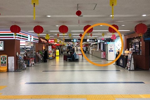 長崎空港国内線ターミナルレンタカー受付カウンター前の通路