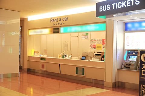 羽田空港国内線第2ターミナル1～3番到着口2つ目のレンタカー受付カウンター
