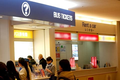羽田空港国内線第2ターミナル4～6番到着口2つ目のレンタカー受付カウンター